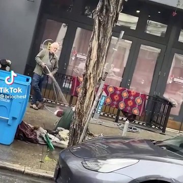 Lokanta sahibi evsiz birini hortumla ıslatıp kovdu. Hem vicdansız hem Allahsız bir insan böyle oluyor