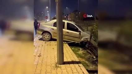 Kaza yapan otomobiller kanal kenarında asılı kaldı 