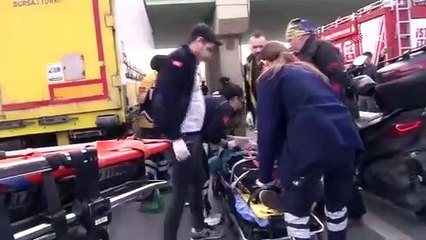 Küçükçekmece E-5'te motosiklet tırın altına girdi: 2 yaralı