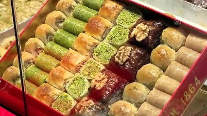 Eyüp'te yerde dev bir fıstıklı baklava. İnsanlar yiyemeyince hayal etmeye başladılar