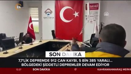 Panikle masanın altına böyle saklandı. Ulaştırma Bakanı depreme canlı yayında yakalandı