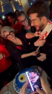 Enis Arıkan'a kına gecesi gibi doğum günü. Altınlar havada uçuştu