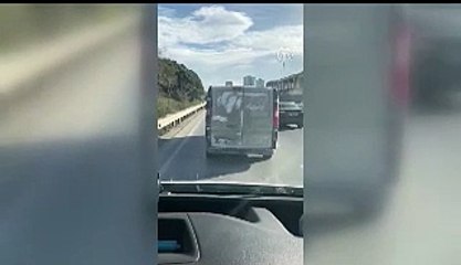 Dakikalarca ambulansa yol vermedi