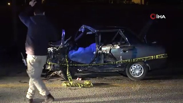 Kamyonet ile otomobil kafa kafaya çarpıştı