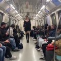 Metroda defile yapan kızların videosu rekor kırdı