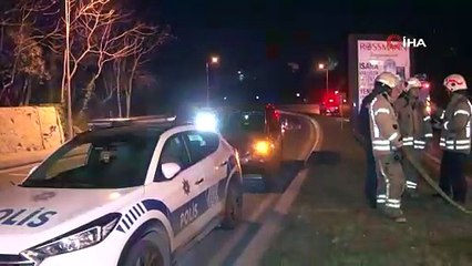 Üst geçide çarpan tır devrildi