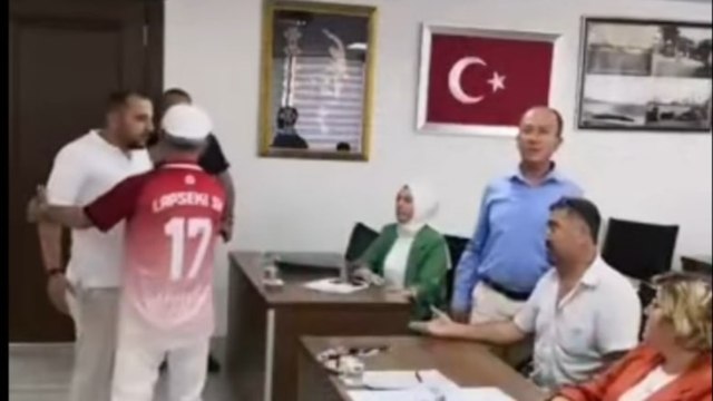 Belediye meclis toplantısında gergin anlar: İş insanı bastı