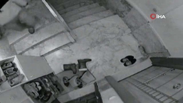 Bu da titiz hırsız: Ayakkabıları önce numarasına bakıp sonra koklayarak çaldı