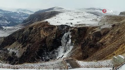 75 metre yükseklikten aşağı akan şelale dondu. Eksi 20 dereceden nasibini aldı