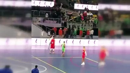 Tribün çöktü! Basketbol maçında dehşet anları