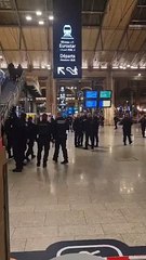 Paris'te bıçaklı saldırı. 1 ölü 5 yaralı 