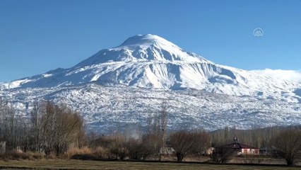 Ağrı Dağı'na 2,5 ay sonra kar yağdı