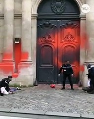 Başbakanlık binası hedef alındı. Sprey boyalarla işaretlediler