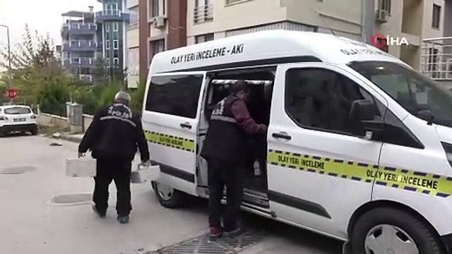 Üvey babasını bıçaklayıp kendini ihbar etti