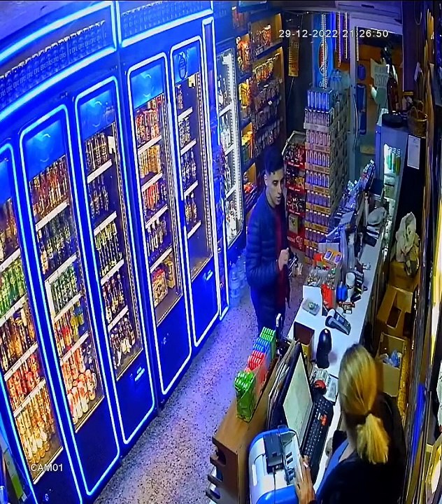 Kadın esnaf cinsel ilişki teklifinde bulunan göçmeni tokatlayarak dışarı attı. Ülkenin getirildiği durum bu