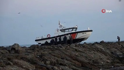 Sahil güvenlik botu kayalıklara çarptı. Yaralılar var