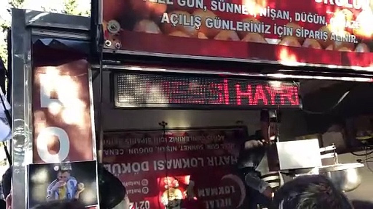 Messi için 'hayır lokması' döktürüldü. Arjantin bayrakları açıp tezahürat da yaptılar