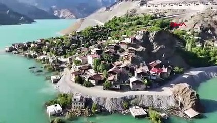 Baraj gölü köyü böldü, kimileri taşındı, kimileri ise göl manzarasının keyfini sürüyor