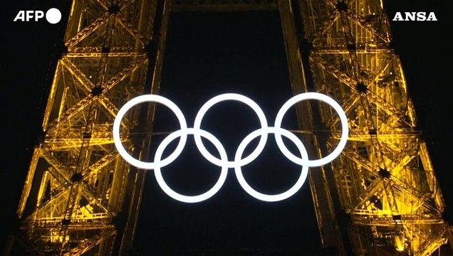 Parigi 2024, la Torre Eiffel si illumina con i cerchi olimpici