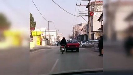 Bozulan otomobili motosiklet ile itti