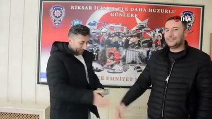 Takside bir deste para düşürdü. Alkışlar taksiciye