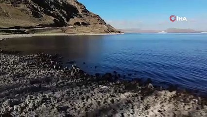 Dünyanın en büyük sodalı gölünde sular çekilince ortaya çıktı. Görenler büyüleniyor  
