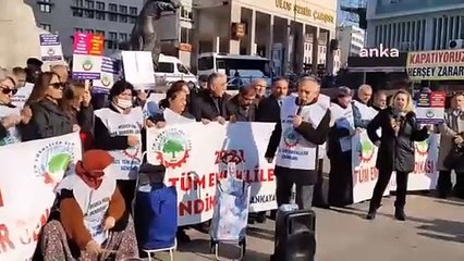 Emekliler tencerede aş değil taş kaynıyor diyerek eylem yaptı