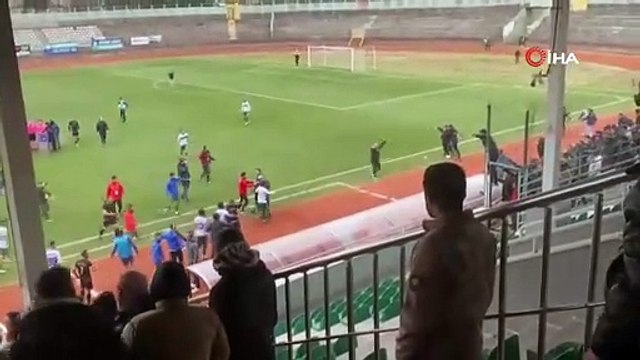 Sahaya inen kulüp başkanından rakip futbolcuya yumruklu saldırı. Bu saldırının özrü mü olur