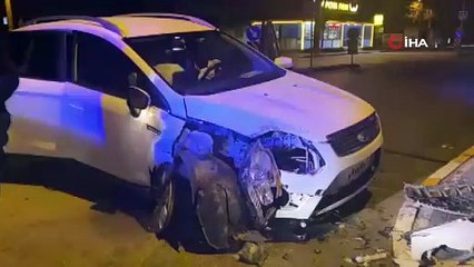 Yarış yapan motosikletlere çarpmamak isterken beton direğe çarptı