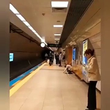 İstanbul'da şaşkınlık yaratan anlar: Kimseye aldırmadan metroda tuvaletini yaptı