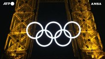 Parigi 2024, la Torre Eiffel si illumina con i cerchi olimpici