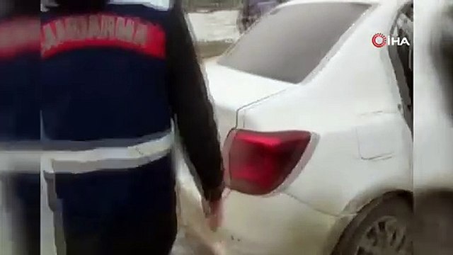 Bilin bakalım bir otomobilden kaç kaçak göçmen çıkabilir. Jandarma durdurdu say say bitmedi