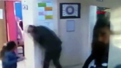 Veliler okulda öğretmenin başına taşla vurdular