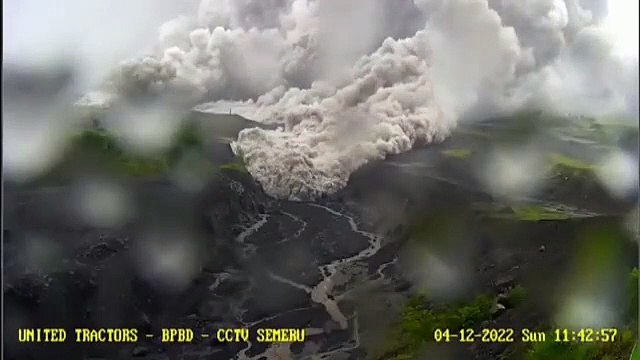 Yanardağ patladı lavlar ve duman 6 köyü yuttu! Felaket saniye saniye böyle görüntülendi