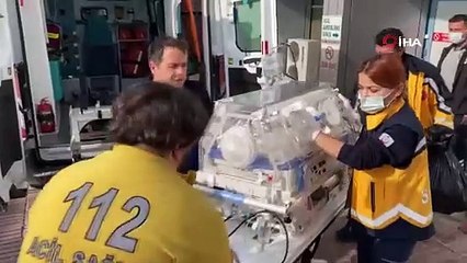 Yeni doğan bebeği buz gibi havada sokağa attılar