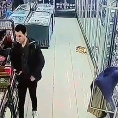 Cep telefonunu kadınların etek altına sokup çekiyordu. Market sapığı kameraya yakalandı