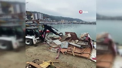 Rize’de ruhsatsız yapılar yıkılıyor