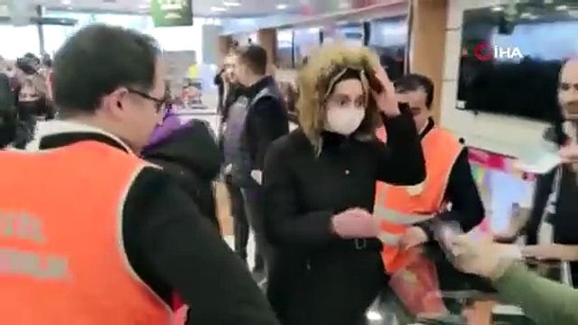 Ucuz tava izdihamı. Ucuz tavayı kapmak için diğer kadının kolunu ısırdı. Ağla sevgili yurdum ağla