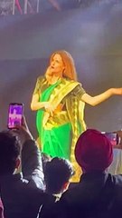 Oyuncu Wilma Elles Hint dansı performansı ile ayakta alkışlandı