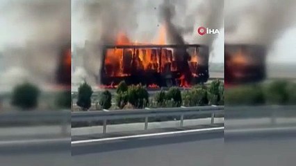 Tır dorsesi alev alev yandı