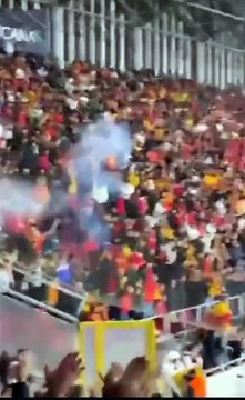 Göztepeli taraftar işaret fişeği ile yüzünden böyle vuruldu. İşte İzmir'de olayların başladığı an