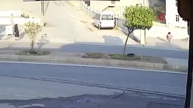 Köpek saldırdı küçük kız çocuğu otomobil altında kalmaktan son anda kurtuldu