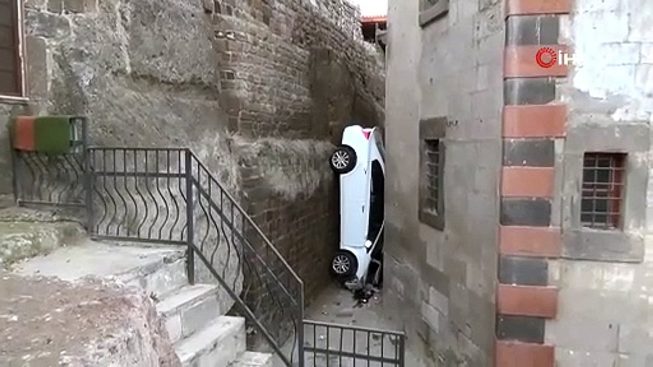 Öğretmenler Günü'nde öğretmenler otoparktan aşağıya uçtu