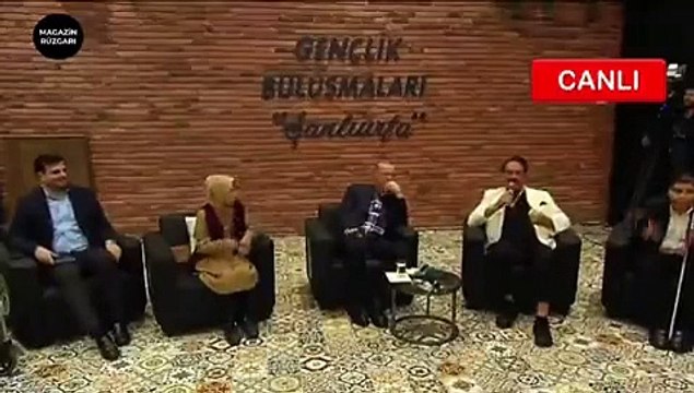 Erdoğan İbrahim Tatlıses ile Kürtçe Megri Megri şarkısını el çırpırak söyledi. Turhan Çömez böyle tepki gösterdi