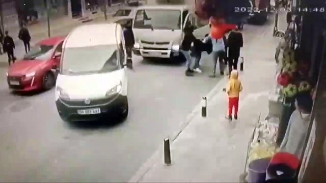 İstanbul'da trafik kazası sonrası yaşanan kavga güvenlik kamerasına yansıdı