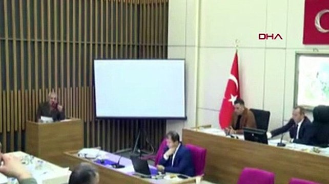 AKP'li belediye meclis üyesi sert eleştirilere maruz kalınca kürsüde ağladı