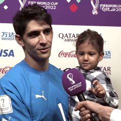 Mikrofonu dondurma sanıp yaladı: Canlı yayında milyonlar izledi