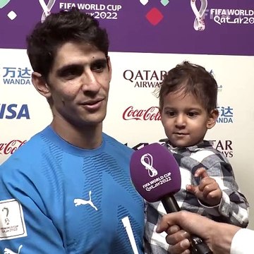 Mikrofonu dondurma sanıp yaladı: Canlı yayında milyonlar izledi