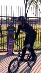 Bisikletiyle parktaki demir parmaklıklara saplandı