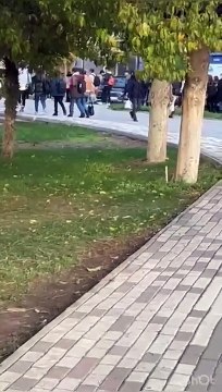 Üniversitede Saba Tümer izdihamı. Ünlü sunucuyu izlemek için binlerce genç sıraya girdi